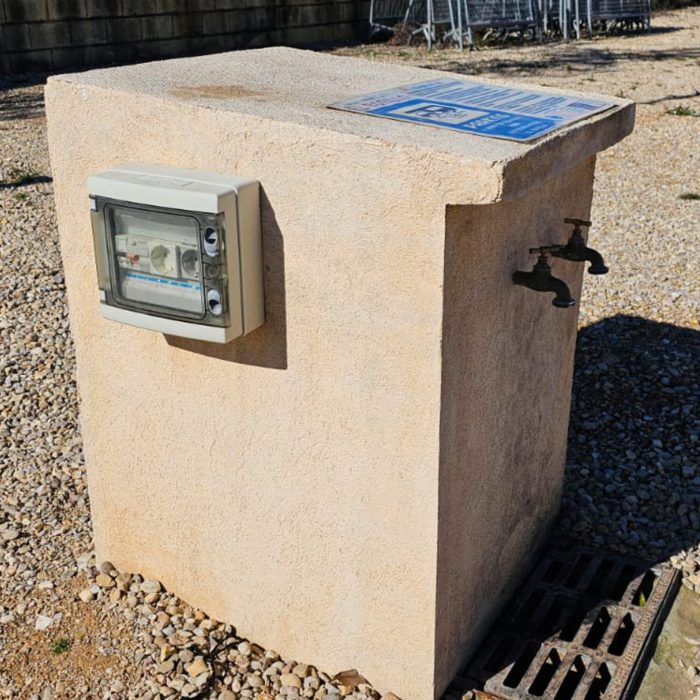 Toma de corriente electríca y agua Parking Autocaravas El Bonillo